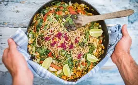Pad thai met shiitakes, gember en sesamzaad
