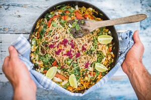 Pad thai met shiitakes, gember en sesamzaad