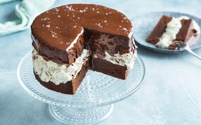 Smeuïge chocoladetaart met crème fraîche en noten