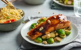 Zalm op spruiten met noedelsalade