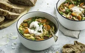 Winterse minestrone met boerenkoolpesto