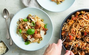 Spaghetti met worst en aubergine 