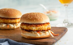 Crispy fish burgers met wortelknolselderijremoulade 