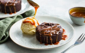 Moeulleux au chocolat met gezouten karamelsaus en vanille-ijs