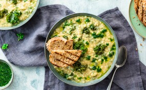 Romige groentesoep met parelcouscous & peterselie-olie