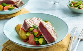 Geschroeide tonijn met grapefruit-avocadosalsa