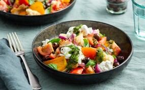 Panzanella met basilicumolie en burrata