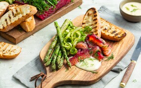 Gravad lax met groene asperges en mierikswortelmayonaise