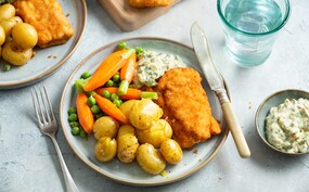 Vissticks van heilbot met remouladesaus en groentjes