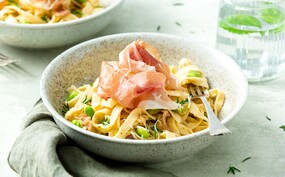 Tagliatelle in makkelijke roomsaus met prosciutto