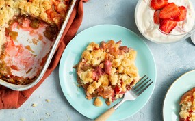 Crumble van rabarber met aardbeiensyllabub