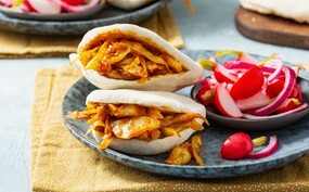 Vegetarische rendang met verse korianderpita’s en radijssalade