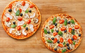 Twee pizza's ovenrek