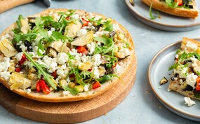 Broodpizza met gegrilde groenten en feta