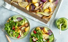 Traybake met aardappel, oesterzwam en basilicum-cashewsalsa