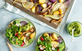 Traybake met aardappel, oesterzwam en basilicum-cashewsalsa