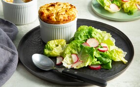 Kaassoufflé met botersla, radijs en vinaigrette