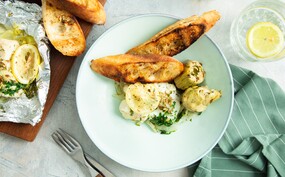 Vispakketjes van de bbq met gegrilde artisjokharten