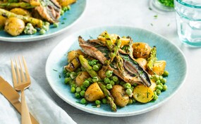 Frisse aardappelsalade met makreel en asperges