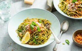 Spaghetti met spinaziepesto en krokant broodkruim