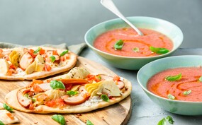 Makkelijke pizza met gerookte kip en gazpacho