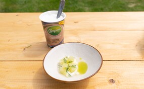 Hangop van boerenyoghurt met dille, komkommer en groene appel
