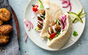 Falafelsandwich met tahindressing