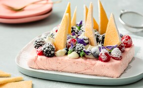Bavarois met zomerfruit en koekschotsen
