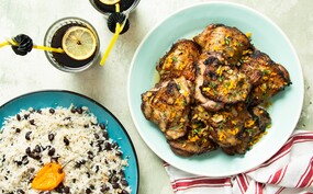 Jamaicaanse kip met rijst en bonen