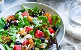 Gegrilde watermeloen salade met feta en waterkers