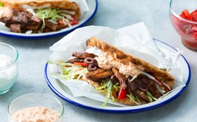 Pita gyros met fetaspread en sla
