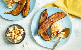 Bbq-banaan met vanille-ijs en popcornbrittle