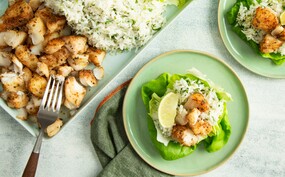 Sla-bakjes met Mexicaanse vis en korianderrijst