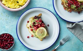 Gergilde aubergine met olijvensalsa