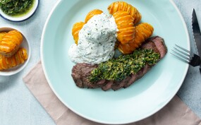  BBQ-ossenhaas met salsa verde en loaded hasselback-aardappelen