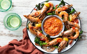 Gegrilde gamba's met romescosaus