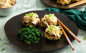 Pulled chicken op knapperige rijstkoekjes