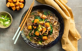 Noedelsoep met spicy tofu 