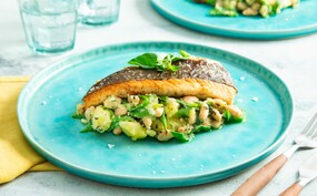 Gebakken schol met blote billetjes in het gras