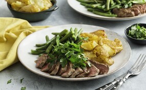 Entrecote met kruidensalade en smashed aardappels
