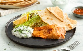 Harissa-zalm met kool, yoghurtsaus en platbrood
