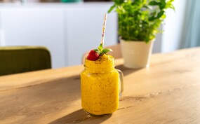 Zomerse smoothie met mango en banaan