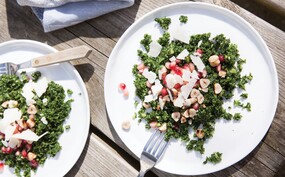 Rauwe boerenkoolsalade met granaatappel en hazelnoot