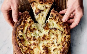 Pizza met bloemkool en kaas