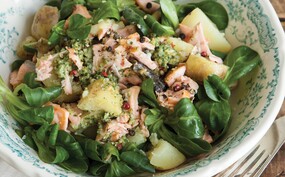 Warme salade met zalm, pesto en aardappeltjes 