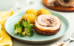 Porchetta met hasselback-aardappels en romanesco