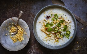 Rijstsoep met kip, gember en gedroogde garnalen 