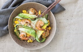 Japanse noedelsalade met mango en reuzengarnalen 