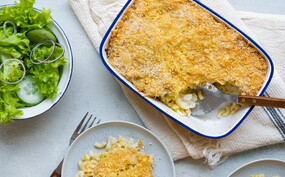 Macaronischotel met prei, jonge kaas en bloemkool