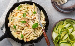 pasta met  gerookte zalmsnippers en courgettesalade